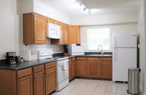 Lakeland Casa | Hidden Ruby-Apartment with Kitchen and Laundry