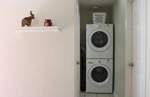 Lakeland Apartamento | Hidden Ruby-Apartment with Kitchen and Laundry