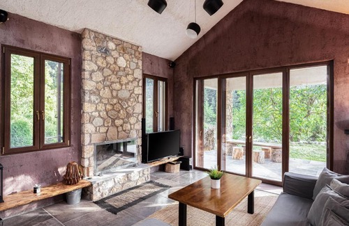 Zarouhla Apartamento | Hidden Stone Chalet