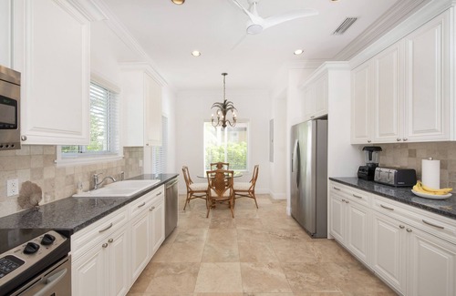 Breakers Casa | Hidden Treasure & Guest House by Grand Cayman Villas