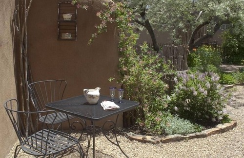 Historic Eastside Cabaña | Tesoro escondido - Pasos de Canyon Road