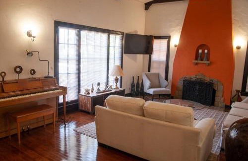 North Hollywood Casa | Hidden Weekend Getaway In Noho