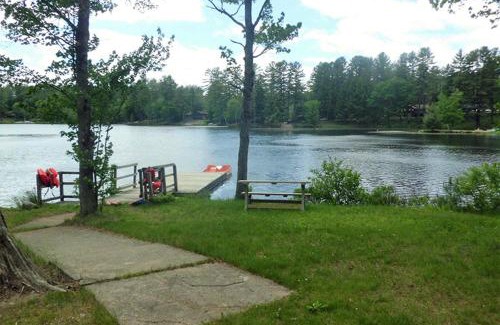 Lake Luzerne Complejo | Hide-A-Way Waterfront Cottages