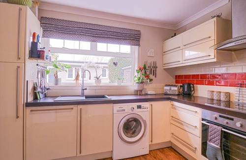 Walton on the Naze Cabaña | HIDE AND SLEEP, pet friendly, with open fire in Frinton-On-Sea