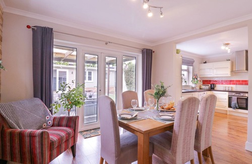 Walton on the Naze Cabaña | HIDE AND SLEEP, pet friendly, with open fire in Frinton-On-Sea