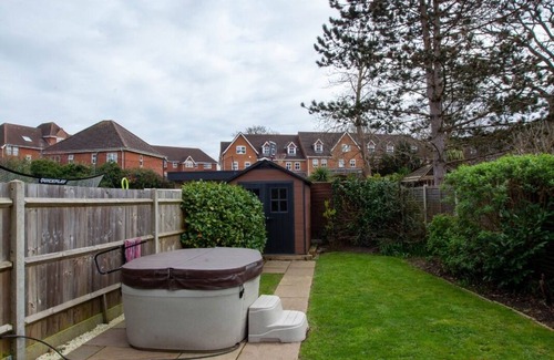 Bracknell Casa | Hide Away House with Hot Tub and Driveway