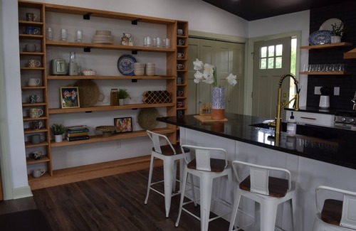 Bentonville Casa | Hide & Chic Modern Escape in Little Flock. Peaceful Location, Games, Sleeps 6
