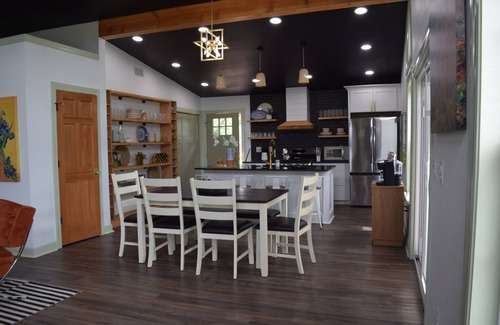 Bentonville Casa | Hide & Chic Modern Escape in Little Flock. Peaceful Location, Games, Sleeps 6