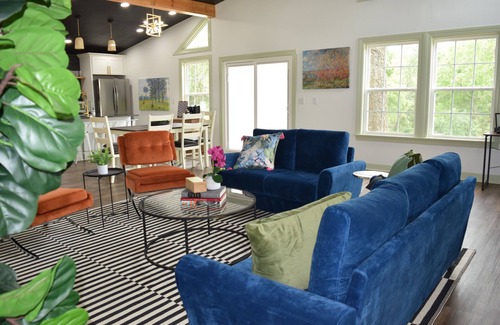 Bentonville Casa | Hide & Chic Modern Escape in Little Flock. Peaceful Location, Games, Sleeps 6