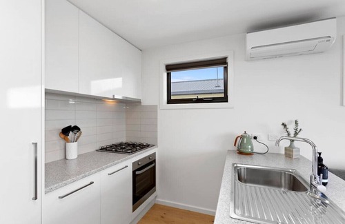 Apollo Bay Cabina | Hideaway by the Bay - in a popular caravan park
