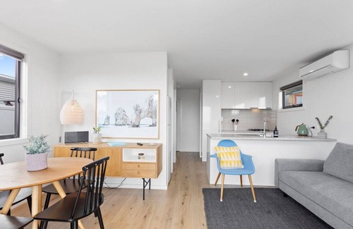 Apollo Bay Cabina | Hideaway by the Bay - in a popular caravan park