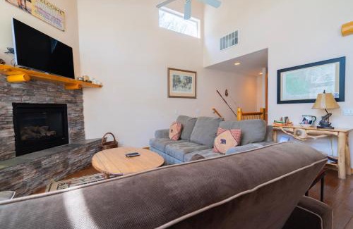 June Lake Apartamento | Hideaway Down Canyon #101