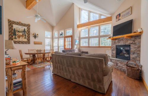 June Lake Apartamento | Hideaway Down Canyon #101