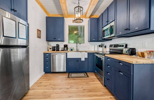 Campton Cabina | Hideaway w/ Fire Pit, Private Hot Tub, Pool Table