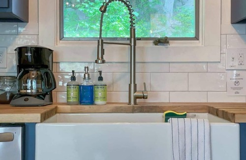 Campton Cabina | Hideaway w/ Fire Pit, Private Hot Tub, Pool Table