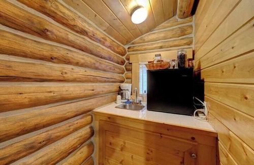 Saddlestring Cabina | Hideout Cabin, Rustic Hideout Cabin