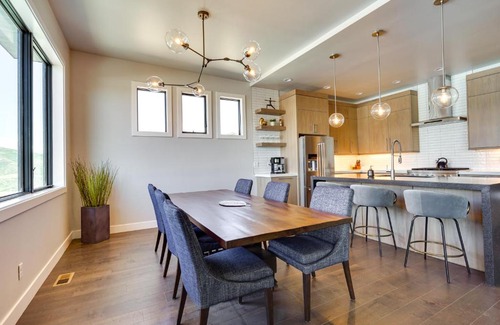 Hideout Casa | Hideout Haven Luxe Retreat with Lake View and Hot Tub