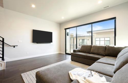 Hideout Casa | Hideout Haven Luxe Retreat with Lake View and Hot Tub