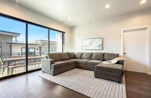 Hideout Casa | Hideout Haven Luxe Retreat with Lake View and Hot Tub