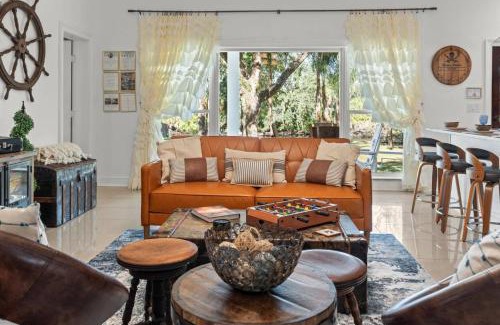 Old Seminole Heights Casa | Hideout on the Hillsborough is a Gorgeous Renovated 3BR Pet Friendly Home on the Hillsborough River located in the North End of Seminole Heights