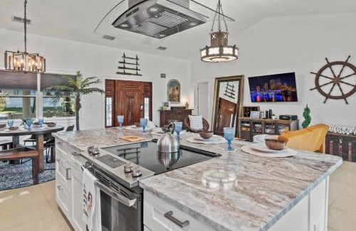 Old Seminole Heights Casa | Hideout on the Hillsborough is a Gorgeous Renovated 3BR Pet Friendly Home on the Hillsborough River located in the North End of Seminole Heights