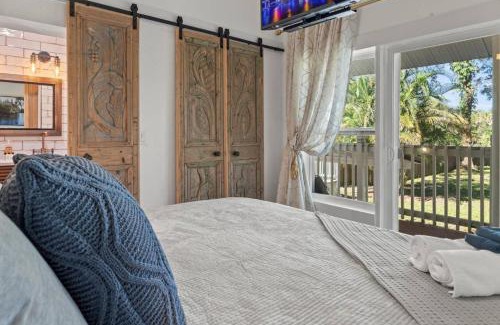 Old Seminole Heights Casa | Hideout on the Hillsborough is a Gorgeous Renovated 3BR Pet Friendly Home on the Hillsborough River located in the North End of Seminole Heights