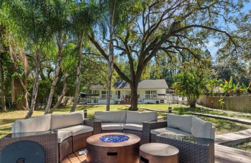 Old Seminole Heights Casa | Hideout on the Hillsborough is a Gorgeous Renovated 3BR Pet Friendly Home on the Hillsborough River located in the North End of Seminole Heights