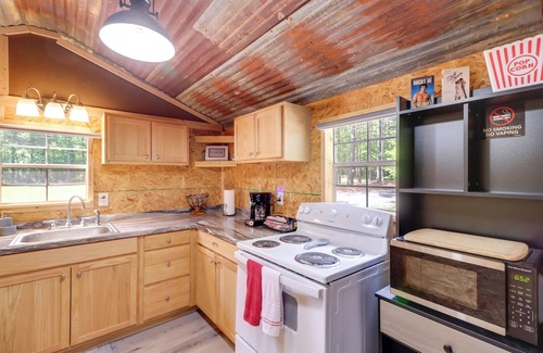 Higden Apartamento | Higden Studio w/ Private Deck < 1 Mi to Lake!
