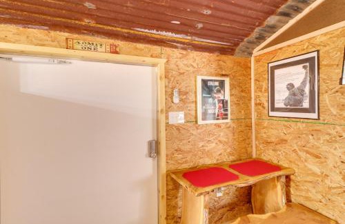 Higden Apartamento | Higden Studio with Private Deck Less Than 1 Mi to Lake!