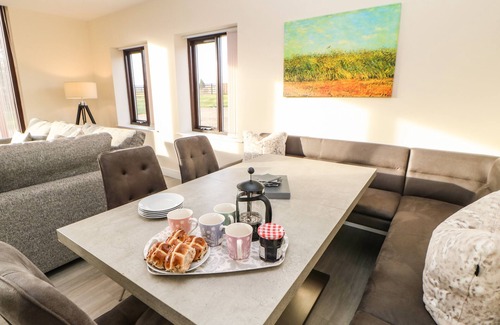Witton Gilbert Cabaña | HIGH CHURCH HILL, pet friendly, with hot tub in Witton Gilbert