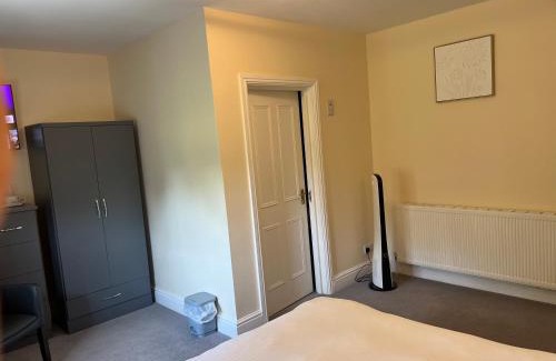 Pontyclun Hotel | High Corner Hotel