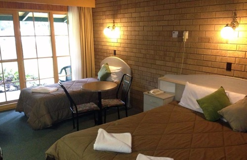 Bright Hotel | High Country Motor Inn