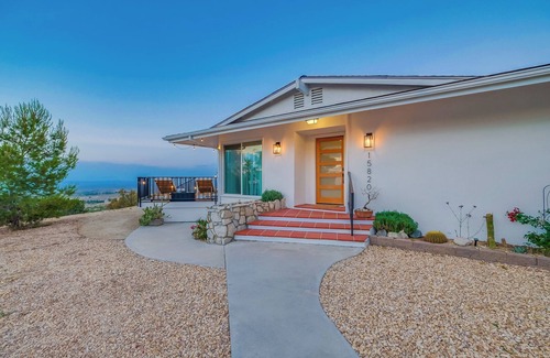 Llano Casa | High Desert Scenic Getaway! Hot Tub, BBQ, Fire Pit - 80 mins from LA