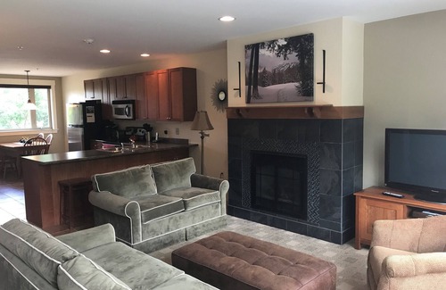 Carrabassett Valley Condominio | High End 3 dormitorios y 3 baños de esquí de entrada / salida condominio con jacuzzi privado en la cubierta trasera!