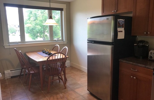 Carrabassett Valley Condominio | High End 3 dormitorios y 3 baños de esquí de entrada / salida condominio con jacuzzi privado en la cubierta trasera!