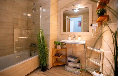 Carretera de Cadiz Apartamento | High-End Corner Stay with FREE Parking - Malaga