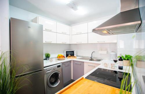 Carretera de Cadiz Apartamento | High-End Corner Stay with FREE Parking - Malaga