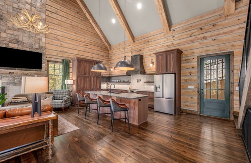 East Ellijay Cabina | High-end custom cabin that sits on the Cartecay River, hot tub, firepit
