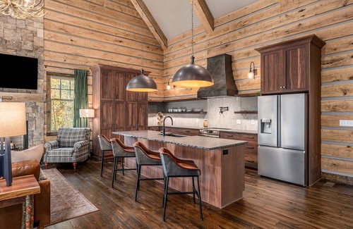 East Ellijay Cabina | High-end custom cabin that sits on the Cartecay River, hot tub, firepit