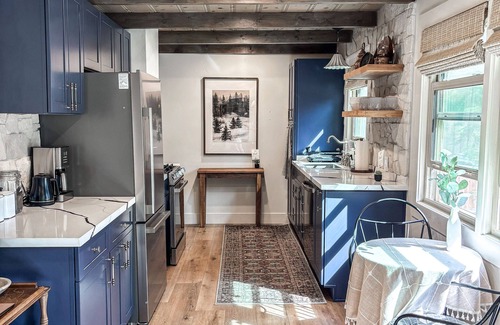 Carnelian Woods Casa | The cutest little lakeview cabin! Walk to Beaches + Restaurants
