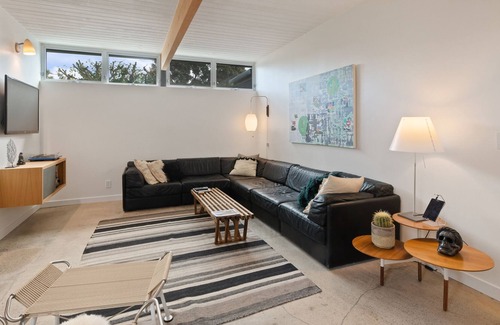 Newport Shores Casa | High-End Designer Retreat | Modern New-Build & Home Office | Walk to Beach