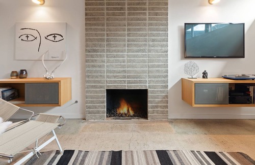 Newport Shores Casa | High-End Designer Retreat | Modern New-Build & Home Office | Walk to Beach