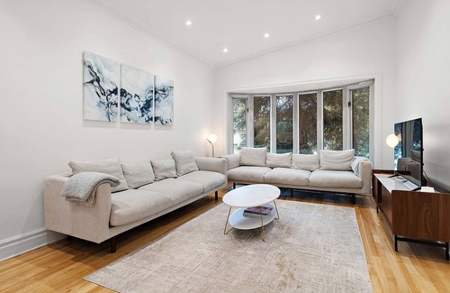 Cote-Saint-Luc Casa | High end full house sleeps 16. 3 bathrooms. Private Terrace and backyard