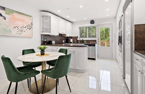Cote-Saint-Luc Casa | High end full house sleeps 16. 3 bathrooms. Private Terrace and backyard