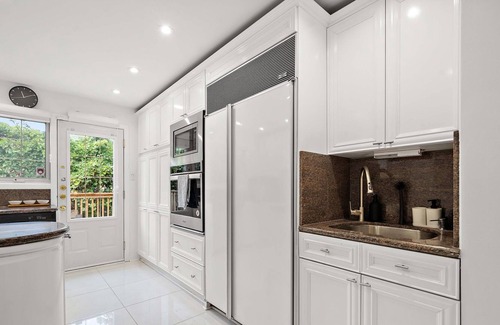 Cote-Saint-Luc Casa | High end full house sleeps 16. 3 bathrooms. Private Terrace and backyard