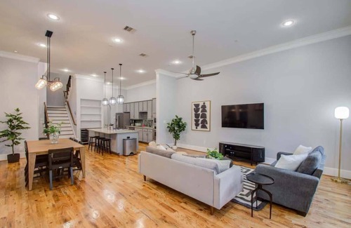 Washington Ave./ Memorial Park Casa | High End In The Center - Mins to Downtown w Pool