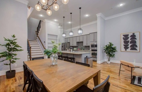 Washington Ave./ Memorial Park Casa | High End In The Center - Mins to Downtown w Pool