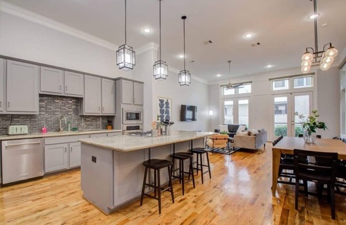 Washington Ave./ Memorial Park Casa | High End In The Center - Mins to Downtown w Pool
