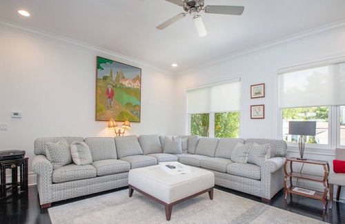 Grand Beach Casa | High-end lakefront home with poker table, infinity pool, pool table & WiFi