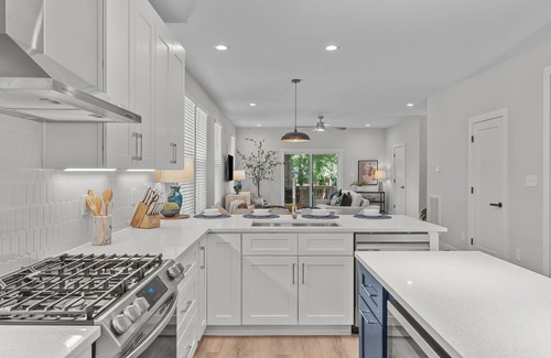 East Raleigh Condominio | High End Living Fenced Yard King Main 2 Dogs OK